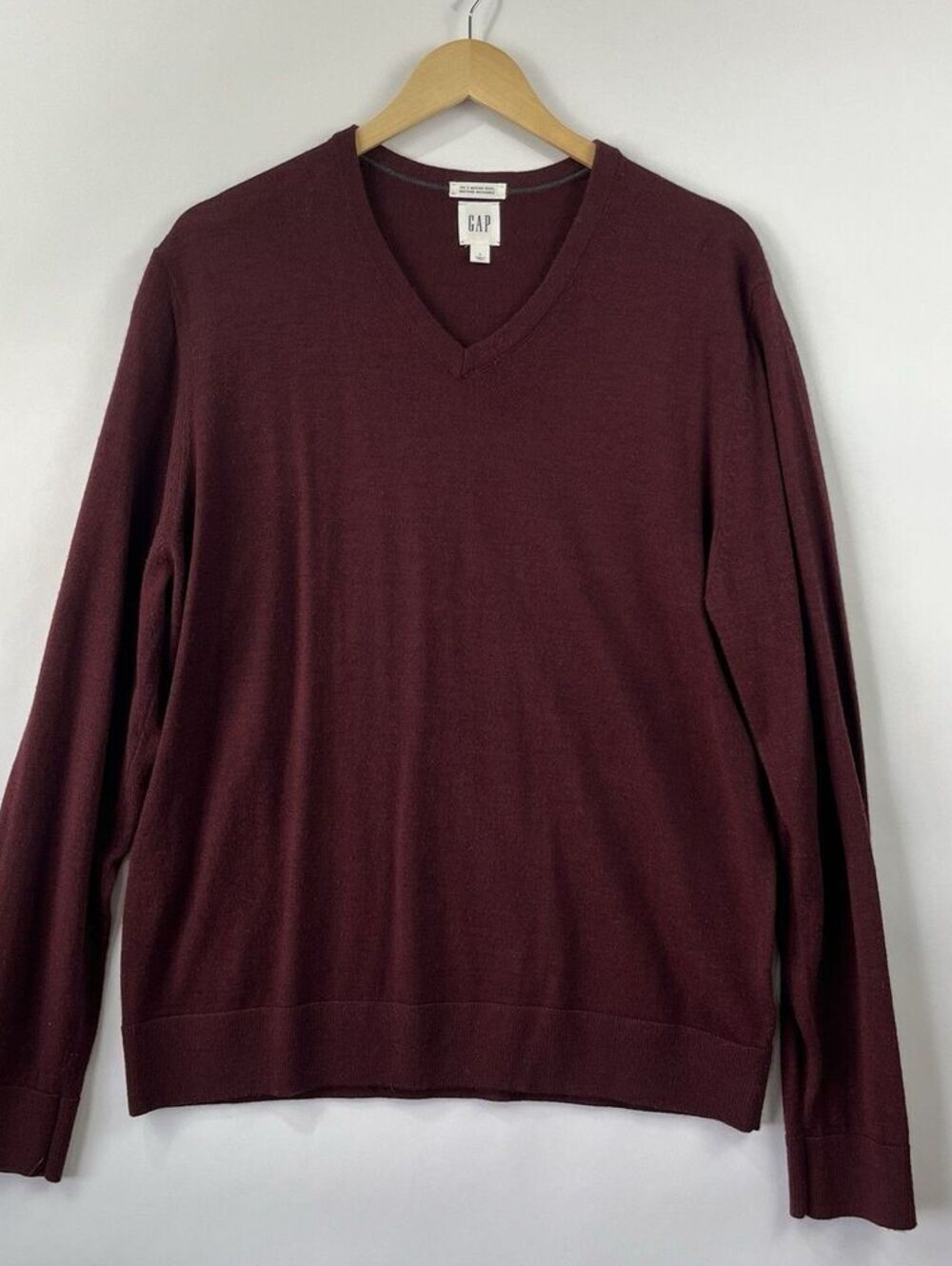 GAP Men’s 100% Merino Fine Wool V-Neck Sweater Size L